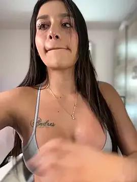 Emmily_19 on StripChat 