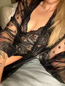 Honeyyyxo — Freechat on StripChat