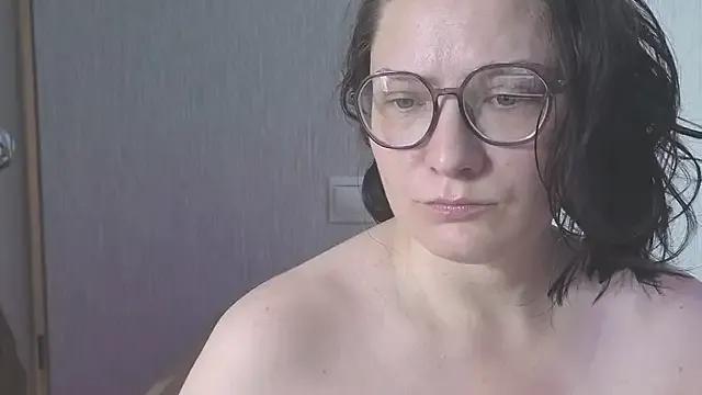 NinaBigCherry on StripChat 